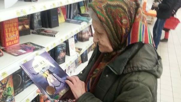 "Продали книги": бабуся, яка читає в супермаркеті, розповіла свою сумну історію життя
