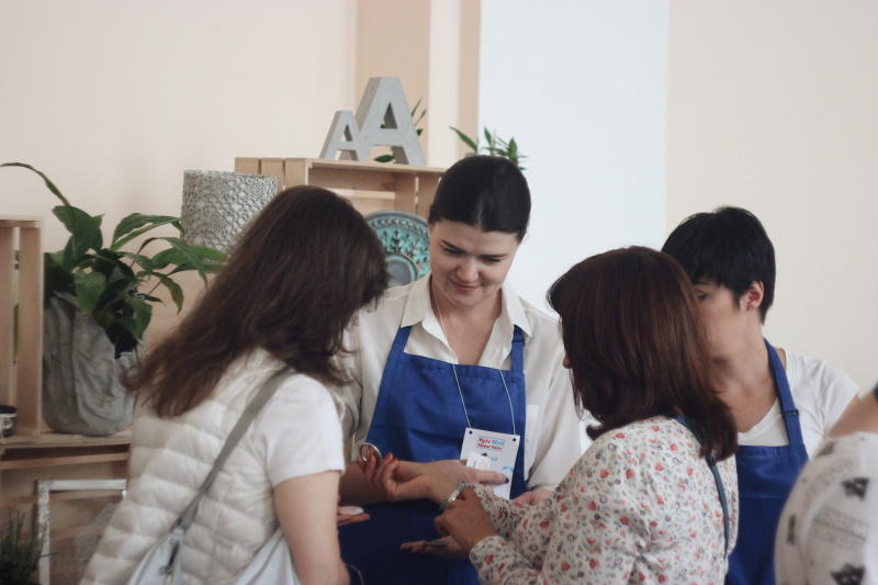 Осознанная мода: в Киеве учились шить ковры и сдавали одежду на благотворительность