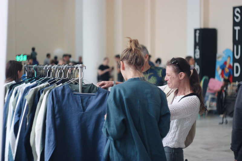 Осознанная мода: в Киеве учились шить ковры и сдавали одежду на благотворительность