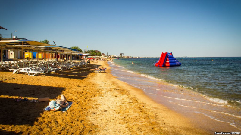 Пустельні пляжі, огорожі і Путін: як в окупованому Криму проходить курортний сезон (фото)