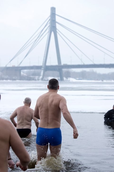 Хрещення 2018: Кличко разом з главами районів Києва викупався в Дніпрі