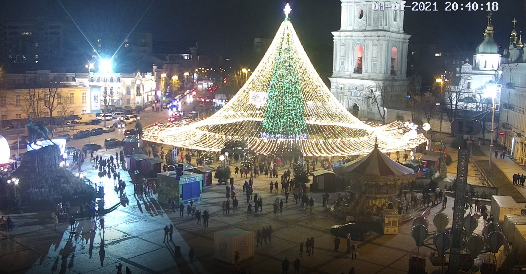 Натовпи киян без масок відпочивають на Софійській площі: що кажуть у КМДА і поліції