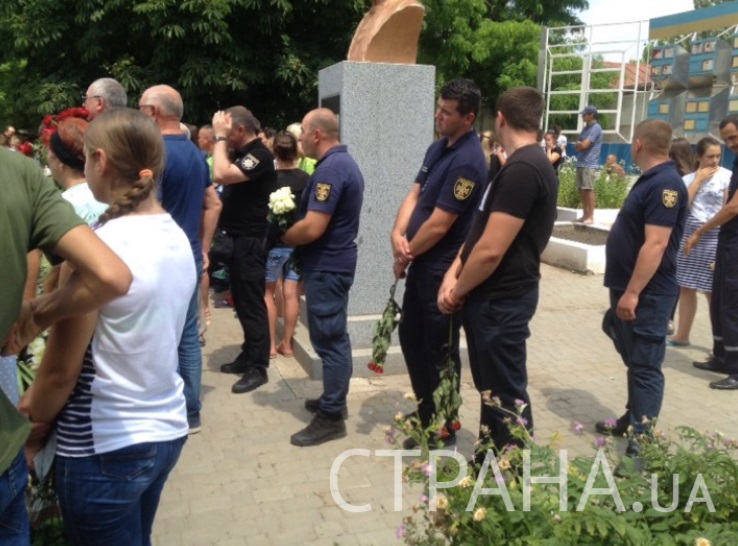 Під нелюдський крик мами: в Іванівці попрощалися з Дашею Лук'яненко (відео)