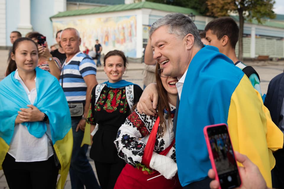 Петр Порошенко присоединился к флешмобу в честь Дня флага: фото и видео