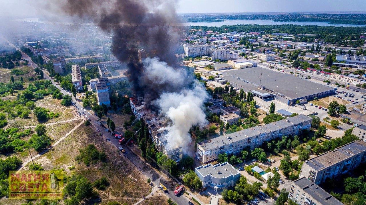 У Новій Каховці сталася масштабна пожежа в багатоповерхівці: фото і відео інциденту