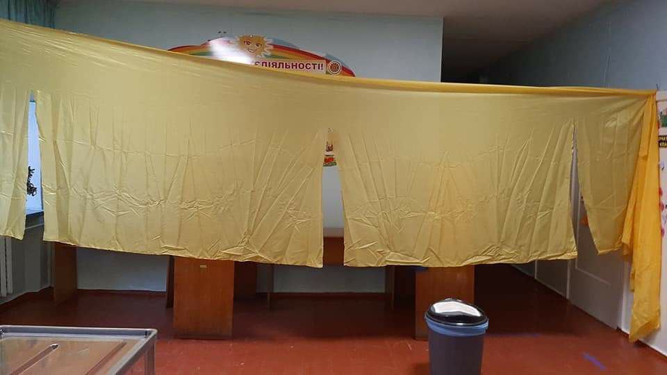 Антиковідна кабінка і голосування під драбинами: найкращі курйози на місцевих виборах