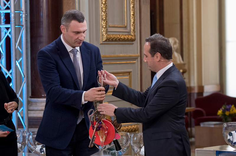 Кличко передав меру Лісабона символічні ключі від Євробачення