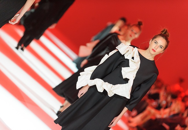 Прозорі блузки, кльош і вічна смужка: модні тренди сезону весна/літо-2017 від українських дизайнерів. Частина перша