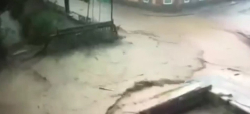 "Транспорт теперь не ездит": Закарпатье накрыл мощнейший ливень (фото)