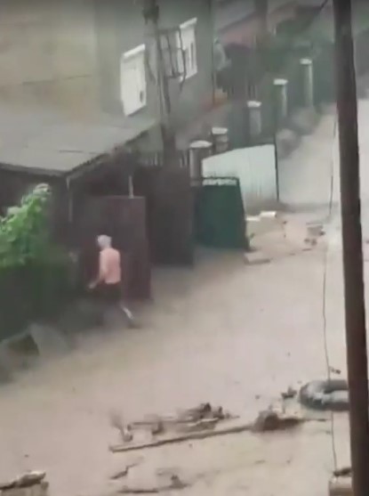 "Транспорт теперь не ездит": Закарпатье накрыл мощнейший ливень (фото)