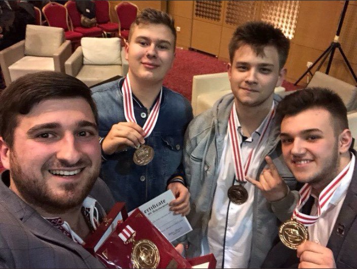 Украинский школьник сделал прорыв в науке и победил на международной олимпиаде по экологии с проектом "экобумага"