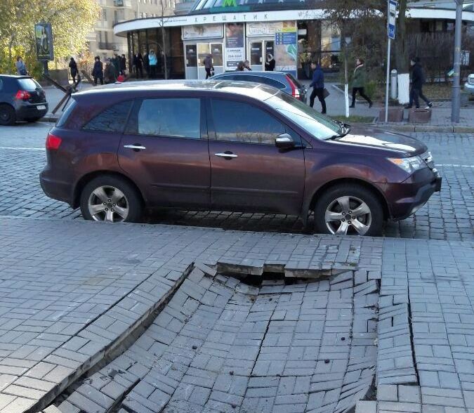 Посеред Києва провалився під землю тротуар