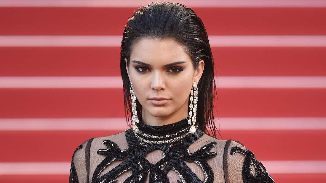 влажные убранные от лица волосы