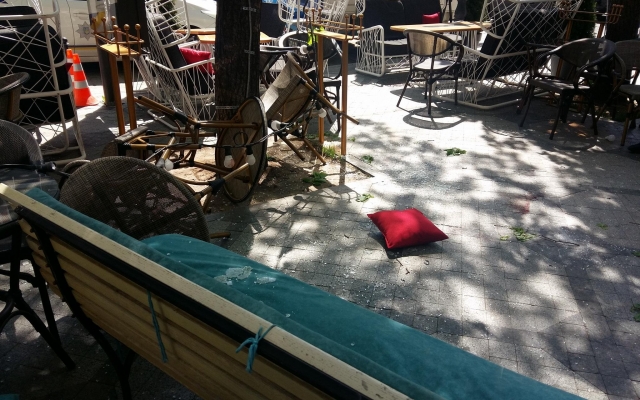 У центрі Одеси на відвідувачів кафе зверху впав чоловік (фото)