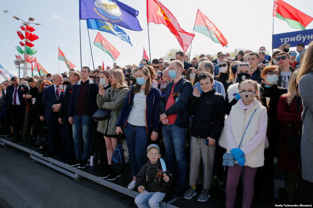 Тисячі людей без масок і дотримання дистанції: як пройшов парад у Мінську