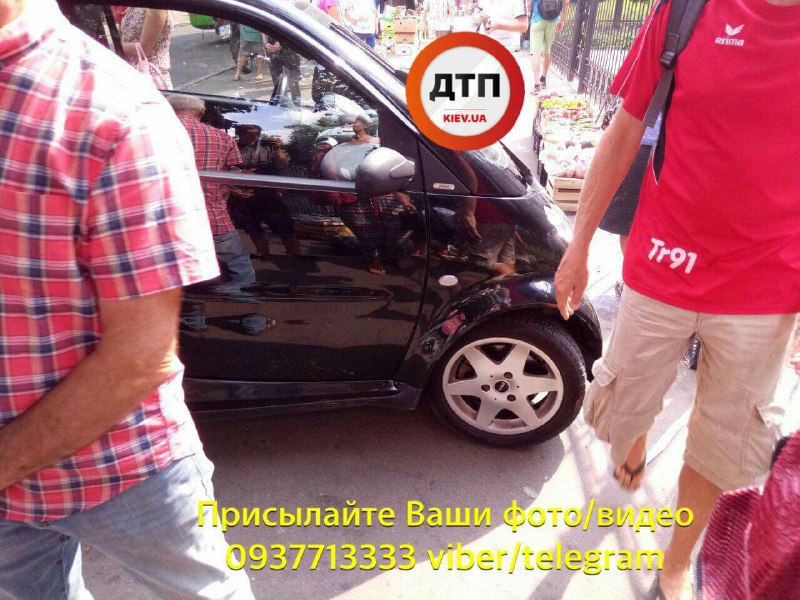 Перепутала педали: в Киеве девушка на Смарте сбила бабушку-торговку