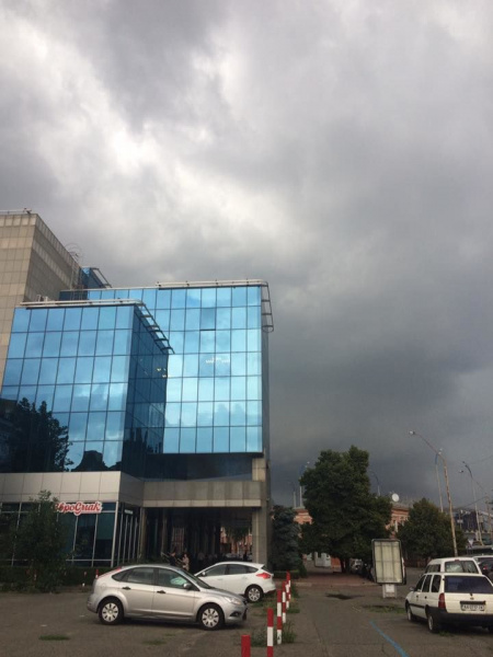 Утонули автомобили: в Киеве прошел мощный ливень (фото)