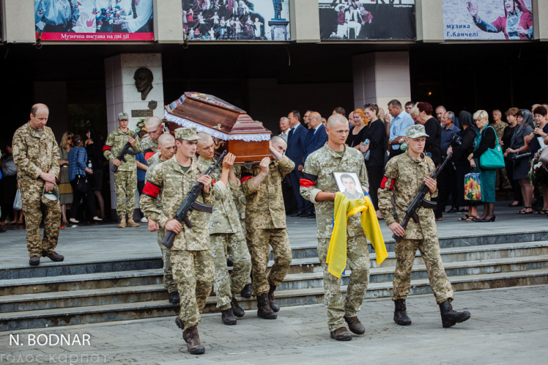 На Закарпатье прощаются с погибшими на Ровенском полигоне бойцами (фото, видео)