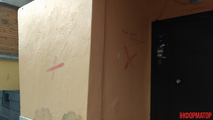 У Києві іноземець влаштував "акцію" з кривавими хрестами (фото)