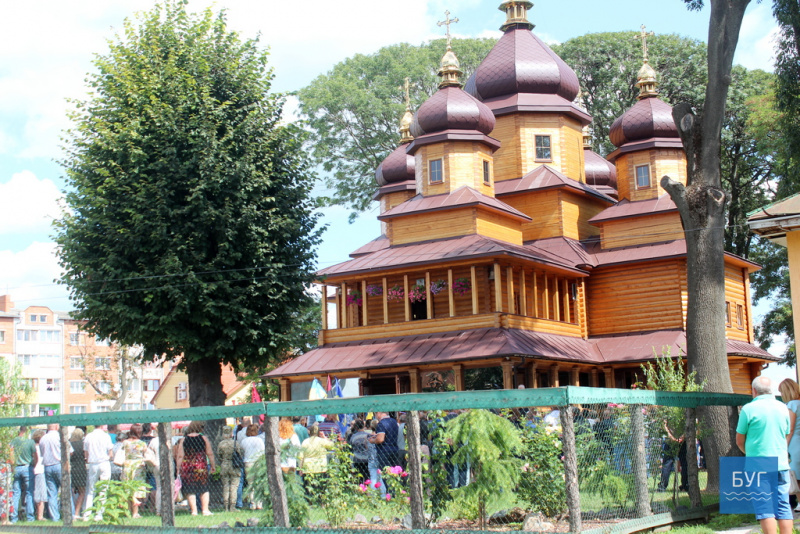 Без отца осталось двое детей: на Волыни провели в последний путь погибшего на Донбассе бойца (фото)