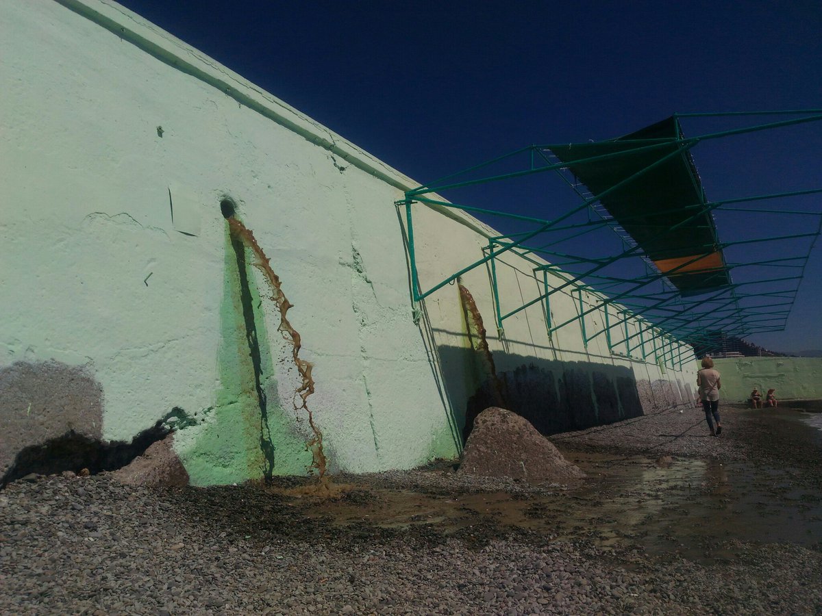 Фонтан из нечистот: в сети показали новые фото крымского побережья