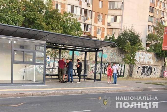 У Києві чоловіка штрикнули ножем в спину: він зробив зауваження компанії