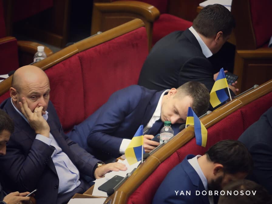 Переработал: "Слуга народа" уснул на заседании Верховной Рады (фото)