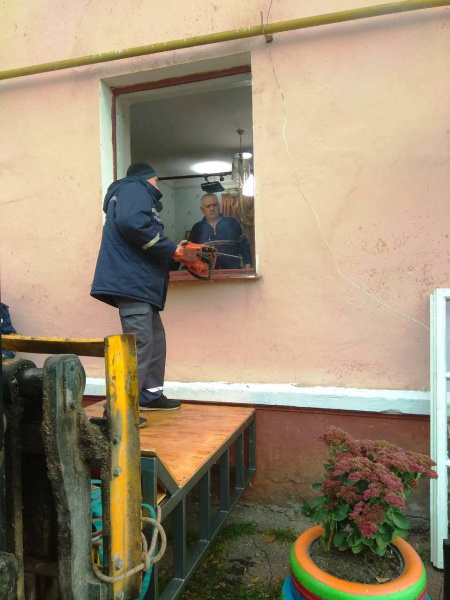 В Житомирской области спасатели оказали помощь 370-килограммовой женщине (фото)