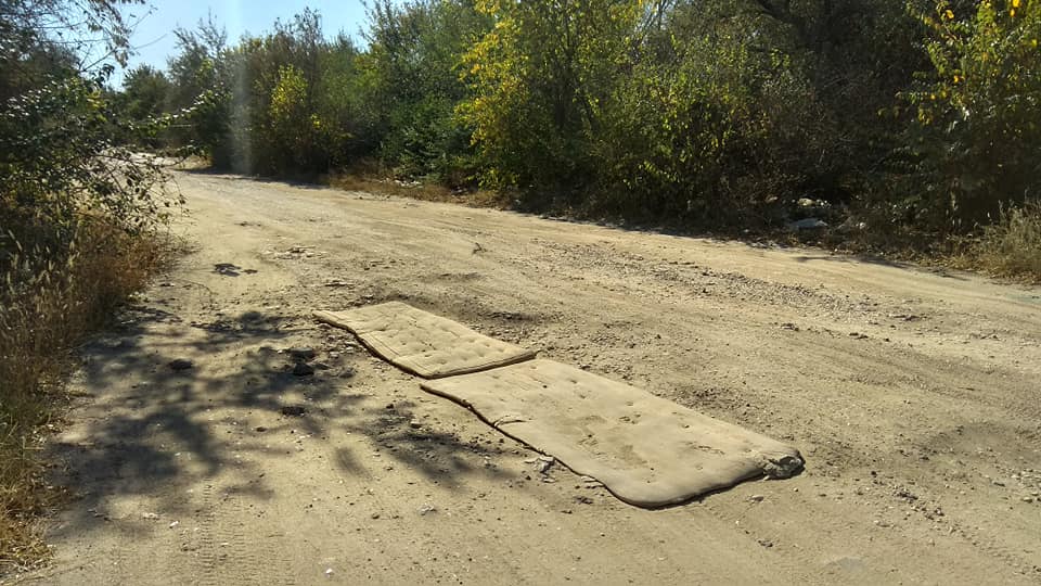 Нанотехнології: під Миколаєвом ями залатали матрацами (фото)