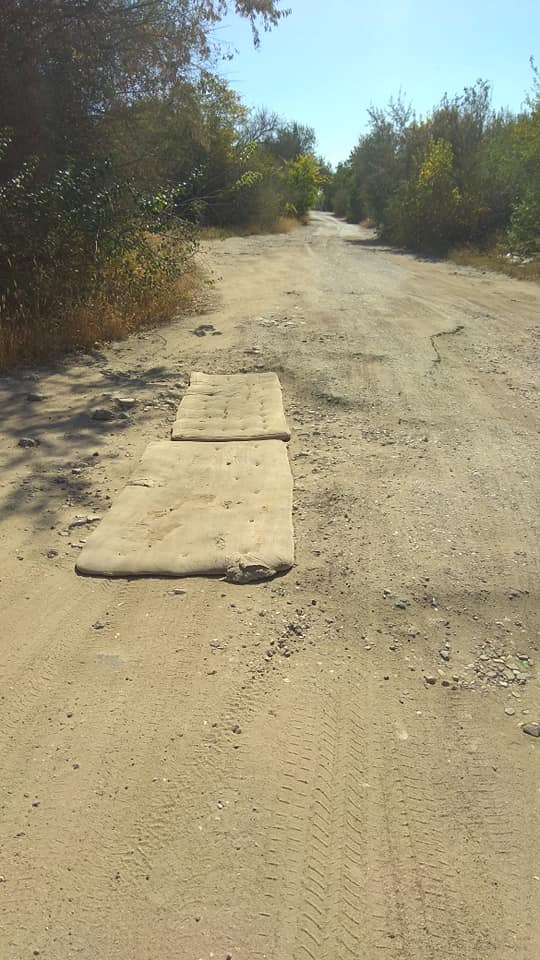 Нанотехнології: під Миколаєвом ями залатали матрацами (фото)