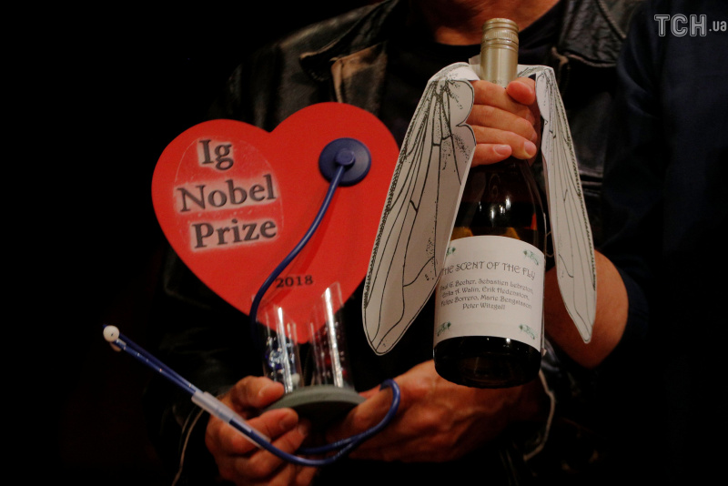 Кукла вуду, мухи в вине и колоноскоп для детей: Гарвардский университет назвал победителей Шнобелевской премии