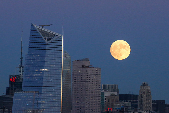 Суперлуние: появились яркие фото уникального явления