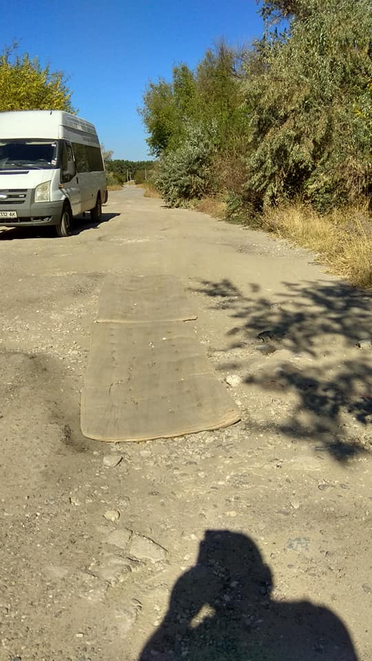 Нанотехнології: під Миколаєвом ями залатали матрацами (фото)