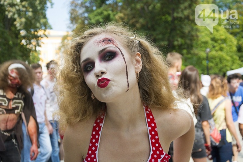 У центрі Києва пройшов страшний зомбі-парад