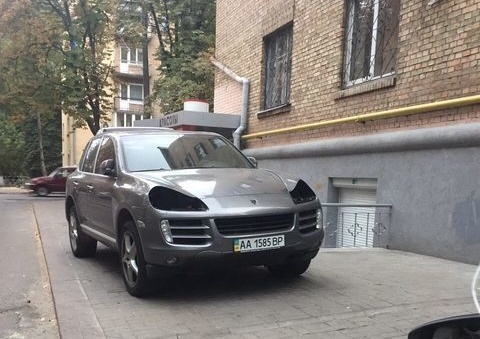 В Киеве у дорогой иномарки вынули &quot;глаза&quot;
