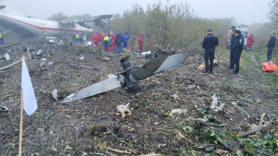 Пропал с радаров: во Львове самолет сел на кладбище