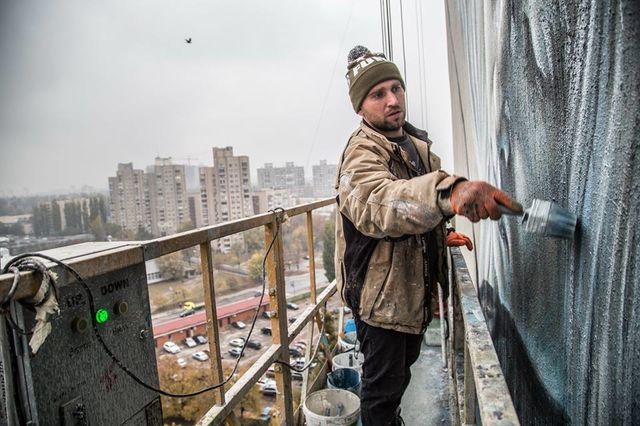 Новий мурал: у Києві намалювали вродливу скрипальку