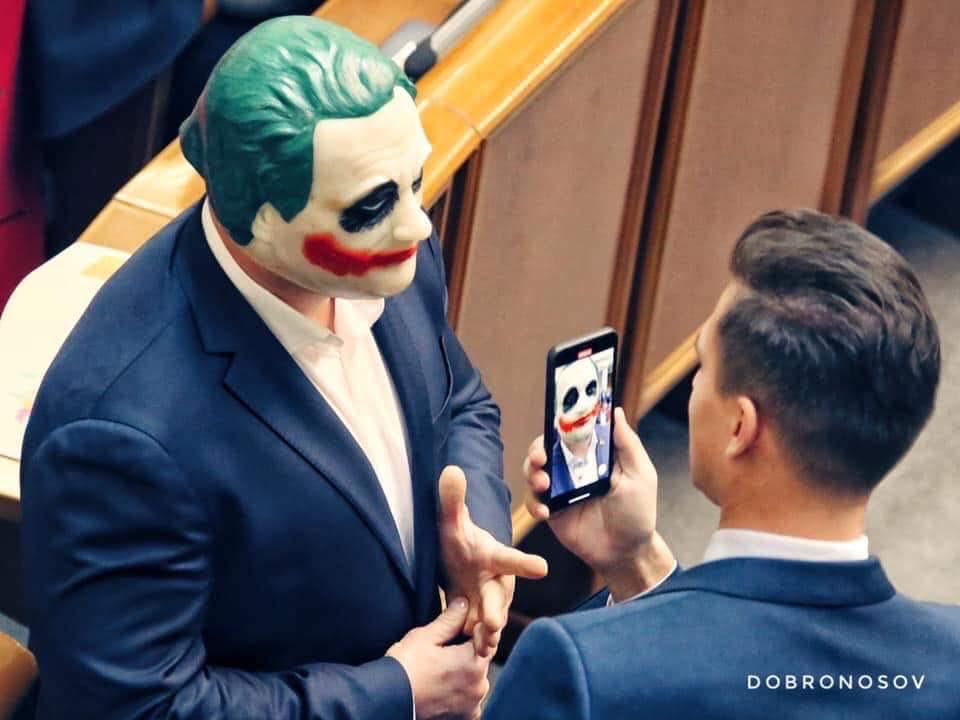 Ківа прийшов до Ради у масці Джокера, тому що "розсудлива людина" (відео)