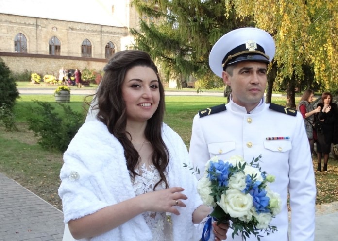 Гірко! Звільнений український моряк зіграв довгождане весілля з красунею-нареченою