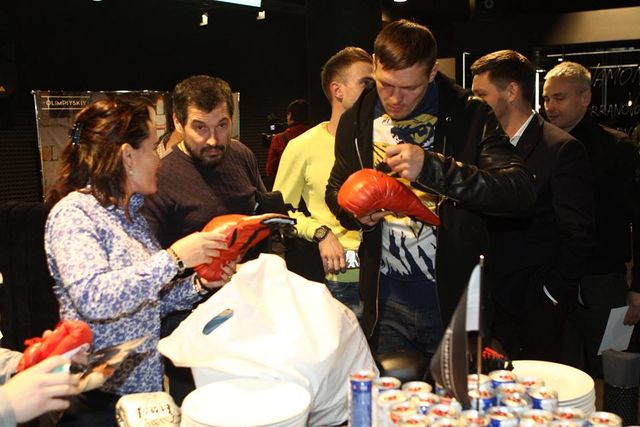 Усик и Ломаченко сходили на показ документального фильма о себе