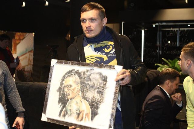 Усик и Ломаченко сходили на показ документального фильма о себе