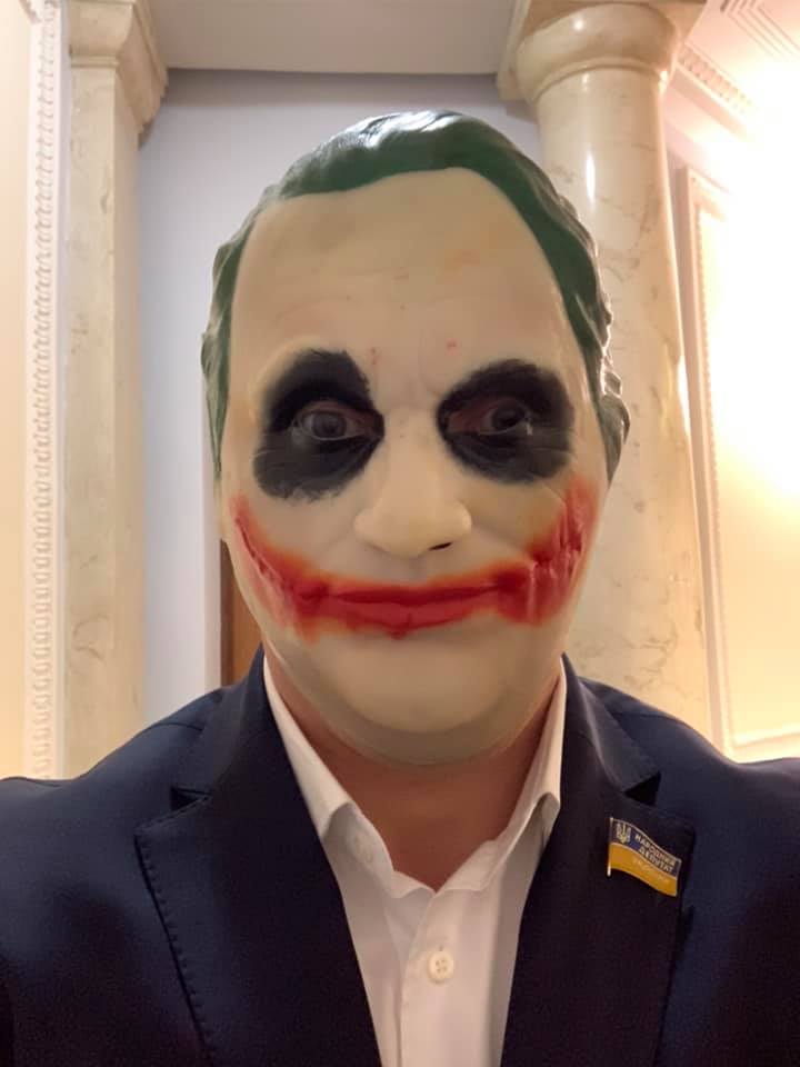 Ківа прийшов до Ради у масці Джокера, тому що "розсудлива людина" (відео)