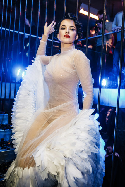 Даша Астафьева распустила перья во время презентации новой песни