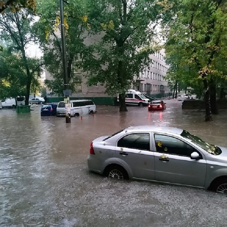 Ливень в Днепре затопил город: фото и видео страшного потопа