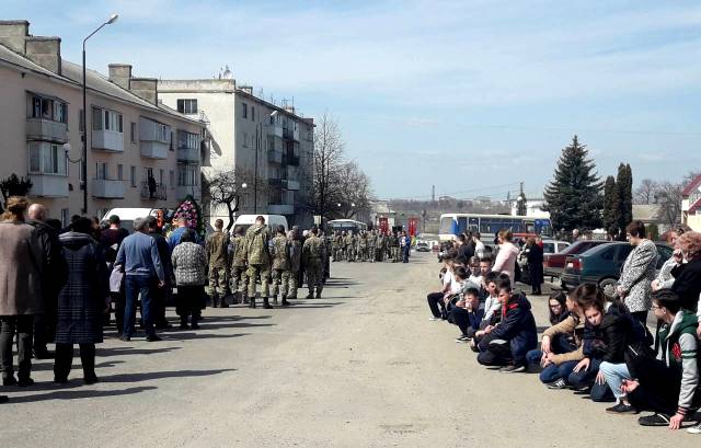 "Осиротела не только жена": в Тернопольской области попрощались с погибшим бойцом АТО