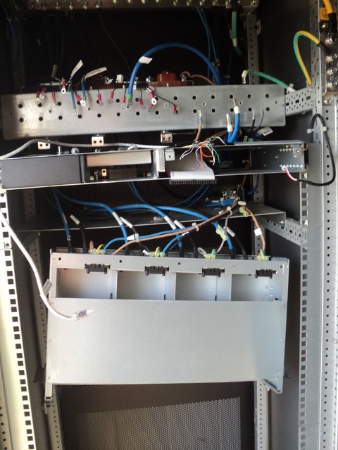 В сети показали, как в оккупированном Енакиево разграбили станцию мобильной связи