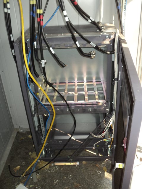 В сети показали, как в оккупированном Енакиево разграбили станцию мобильной связи