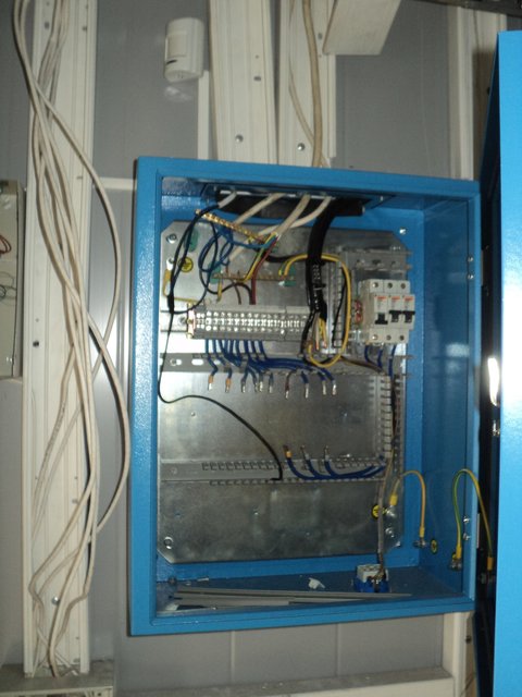 В сети показали, как в оккупированном Енакиево разграбили станцию мобильной связи