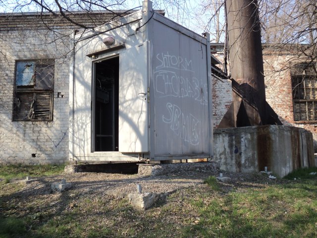 В сети показали, как в оккупированном Енакиево разграбили станцию мобильной связи