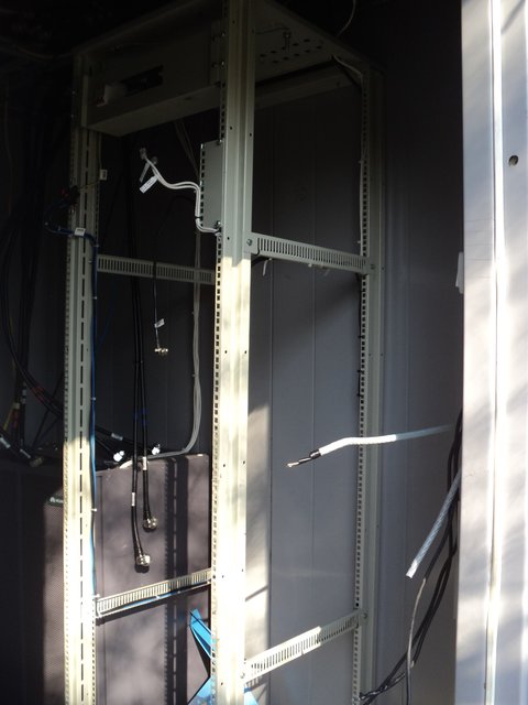 В сети показали, как в оккупированном Енакиево разграбили станцию мобильной связи